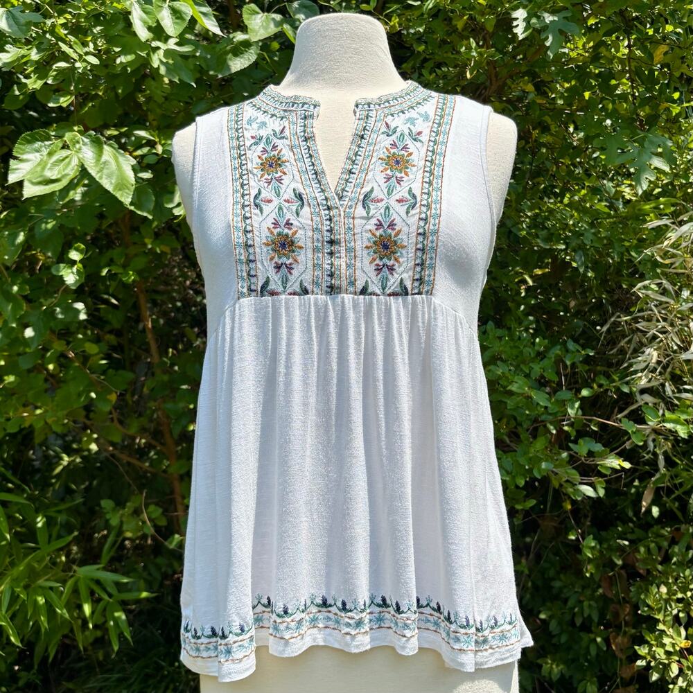 White Nordic-Style Floral Embroidered Sleeveless Babydoll Top (M)